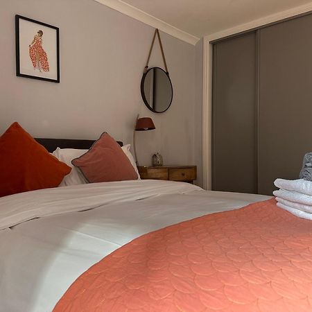 Private Main Door Lovely 2 Bedroom Apartment EDI Exterior foto