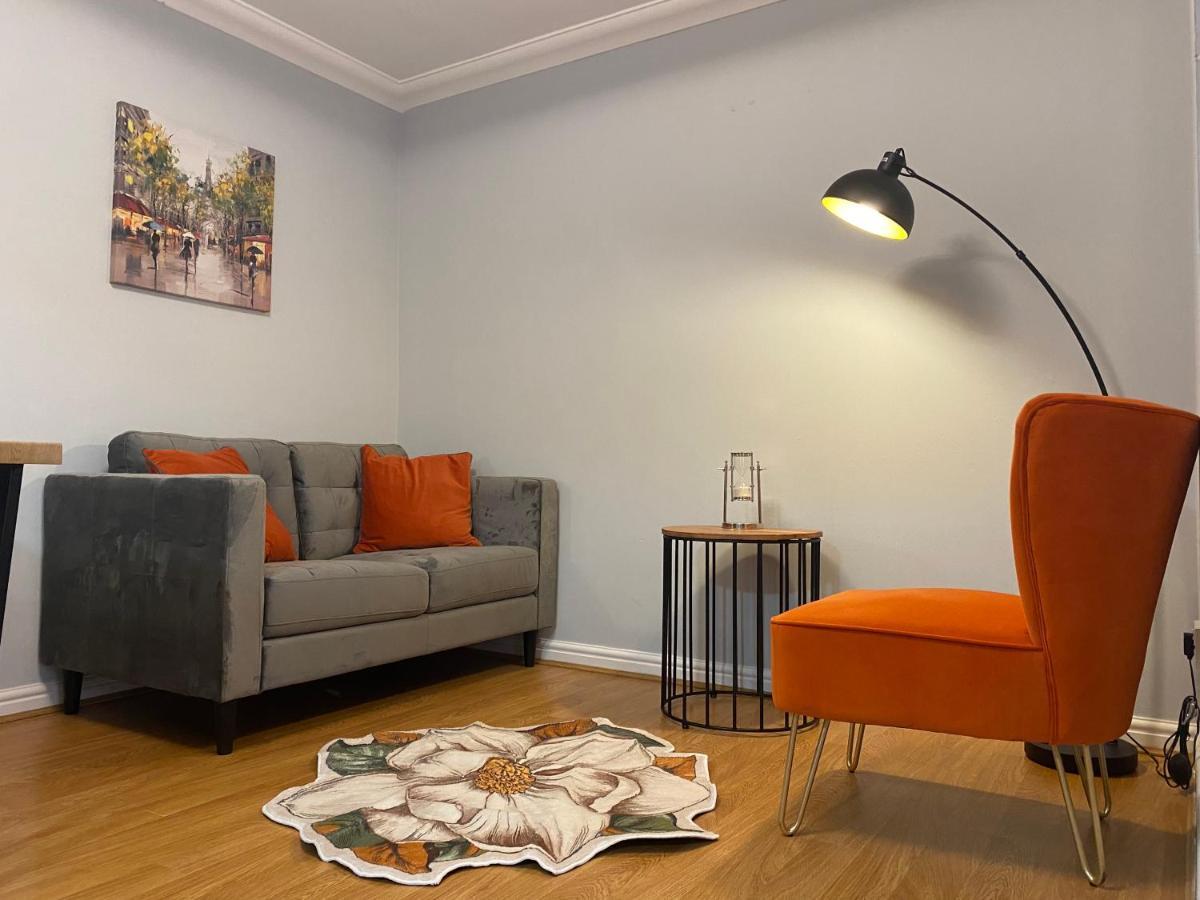 Private Main Door Lovely 2 Bedroom Apartment EDI Exterior foto