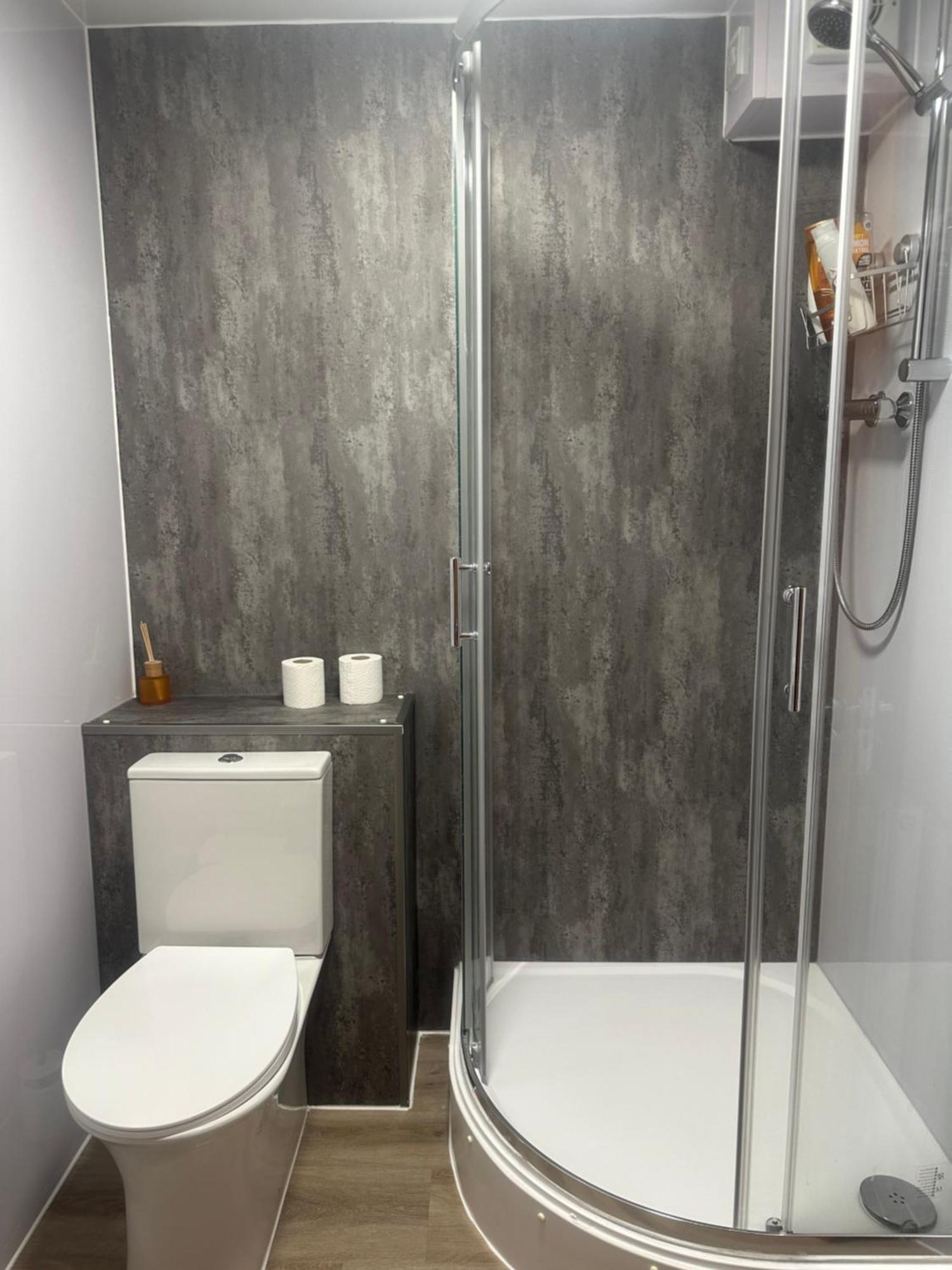 Private Main Door Lovely 2 Bedroom Apartment EDI Exterior foto