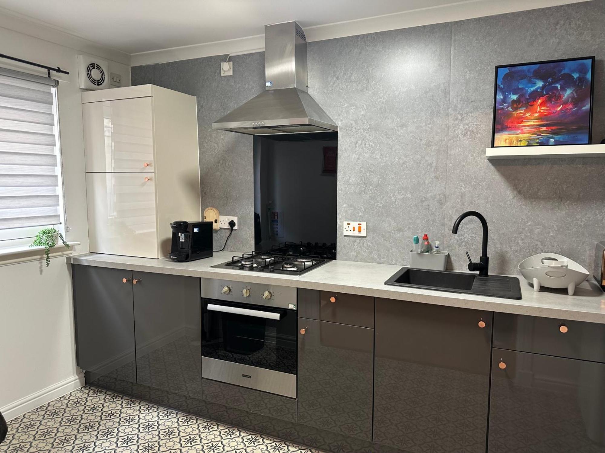 Private Main Door Lovely 2 Bedroom Apartment EDI Exterior foto